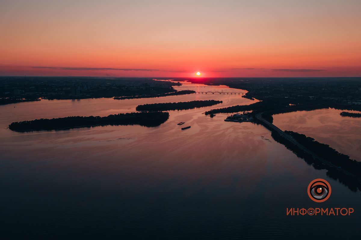 Мост кажется таким крошечным 