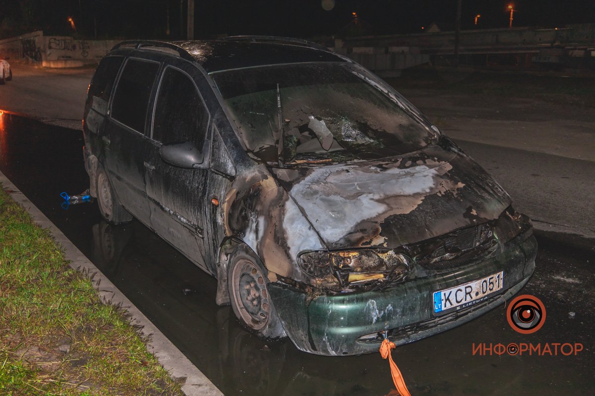 На Кайдакском мосту загорелся автомобиль Ford Galaxy На Кайдакском мосту загорелся автомобиль Ford Galaxy