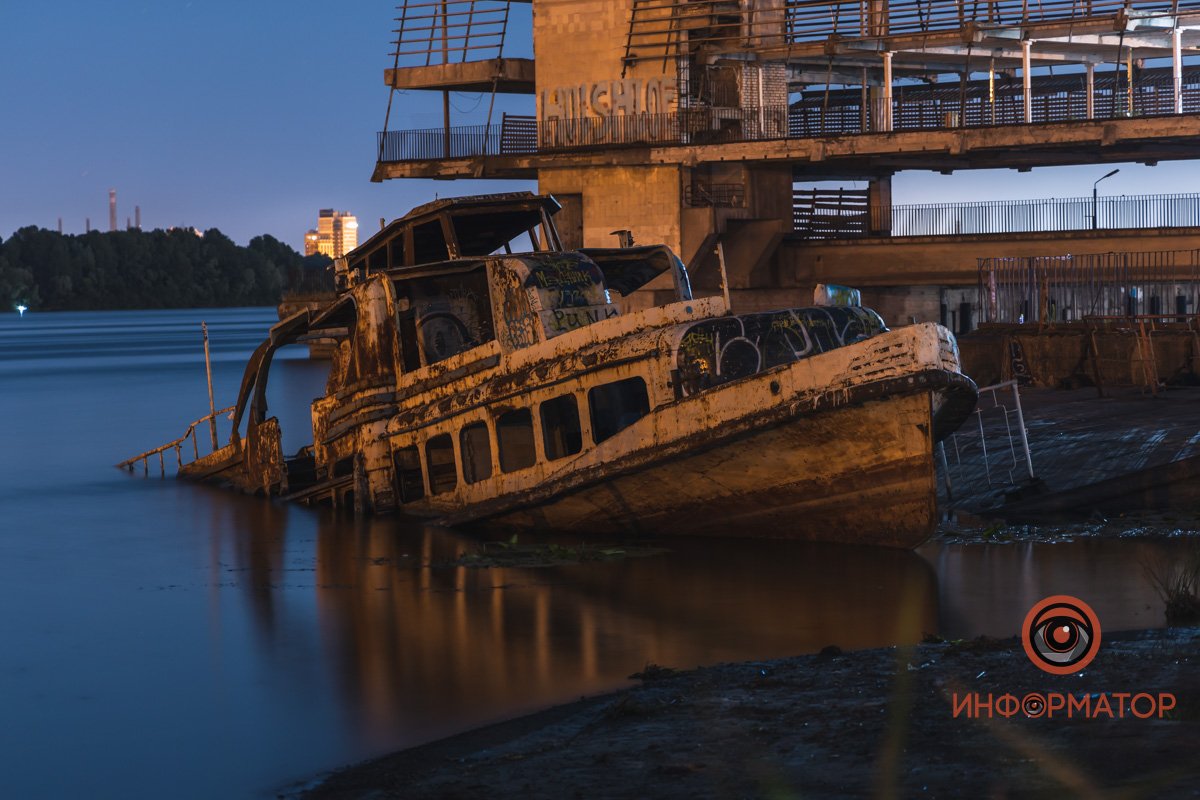 Затонувший катер возле речпорта Затонувший катер возле речпорта