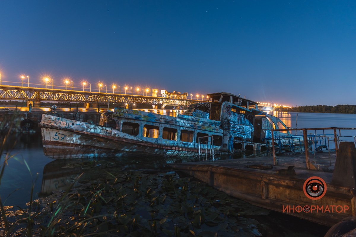 Затонувший кораблик возле Амурского моста Затонувший кораблик возле Амурского моста