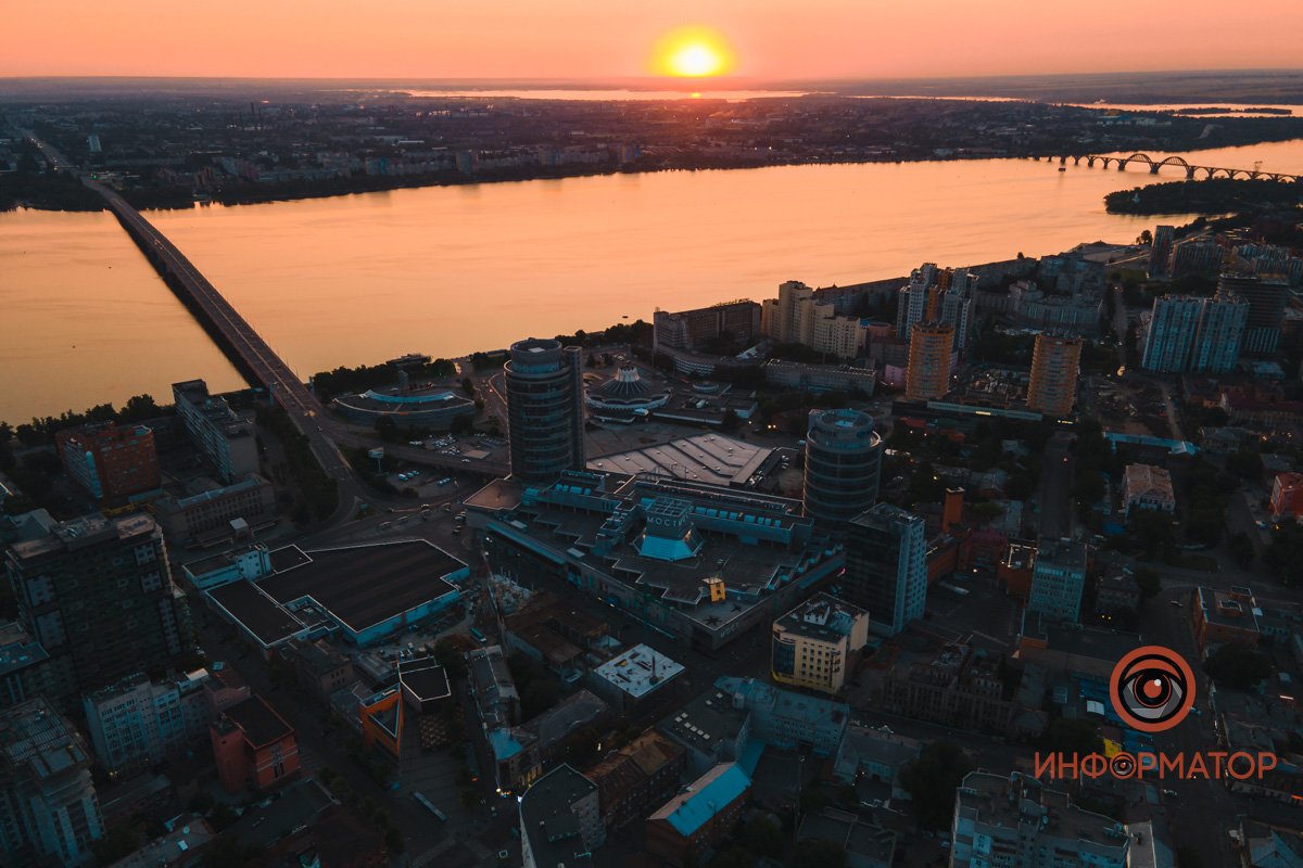 Улицы заполнены приятным розовым светом Улицы заполнены приятным розовым светом