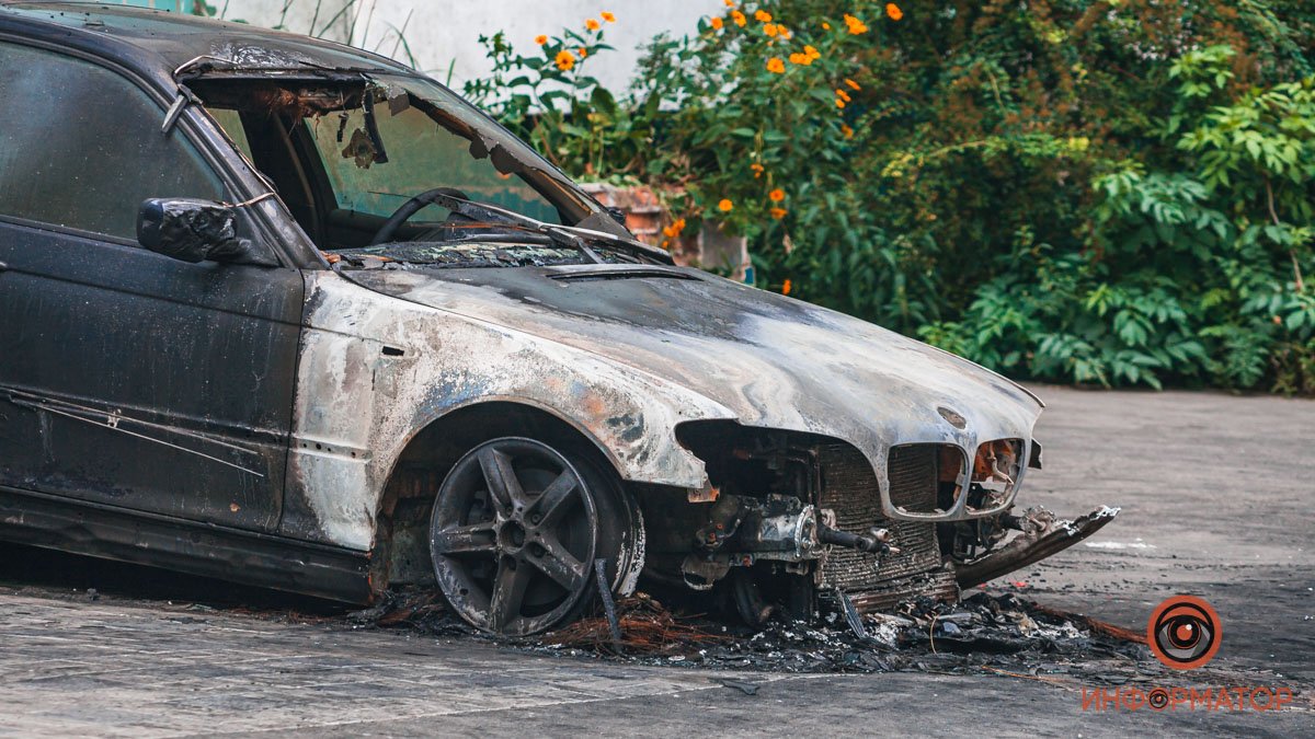 24 июля на улице Шнеерсона, 11, неизвестный поджег припаркованный BMW