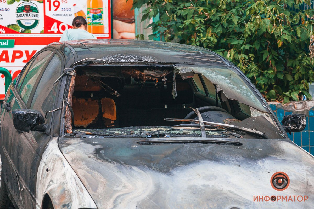 Огонь повредил соседние машины