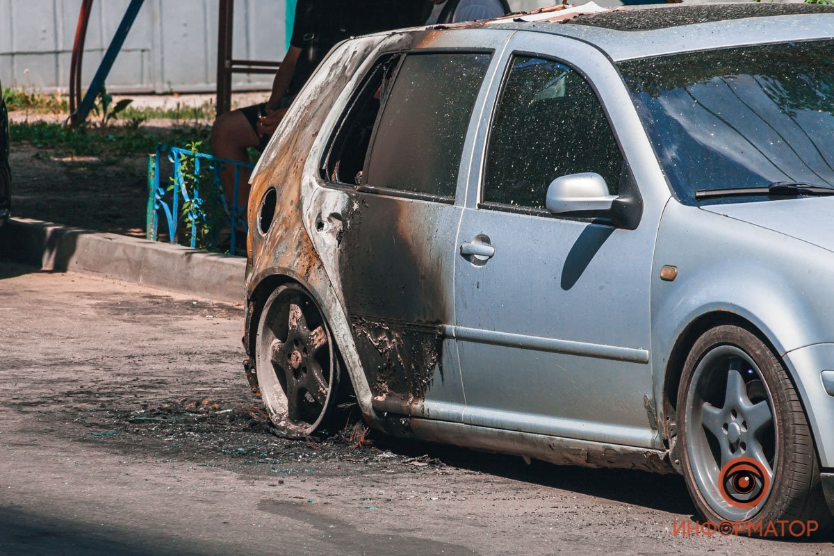 Злоумышленник разлил горючую жидкость возле Volkswagen Golf