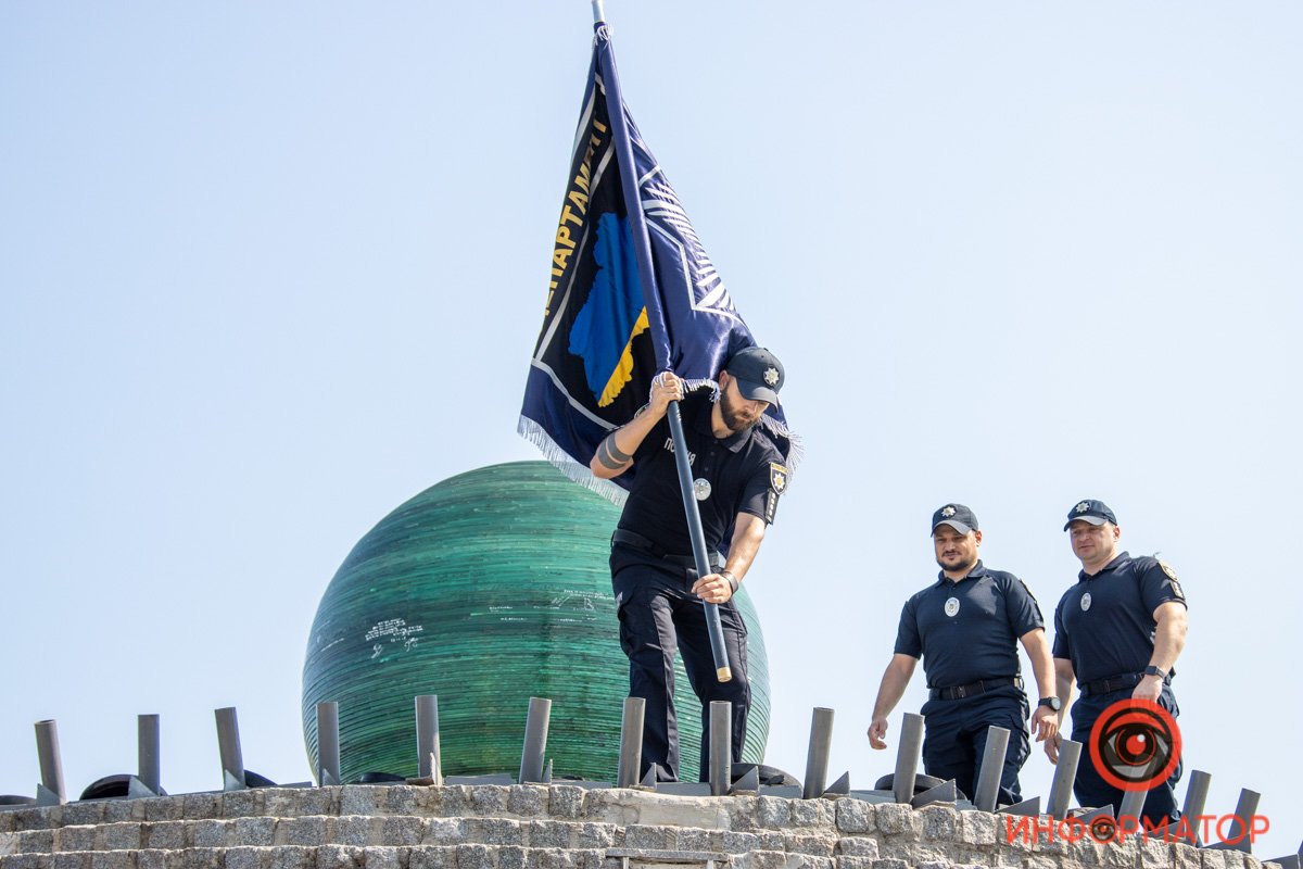 У шара установили флаги