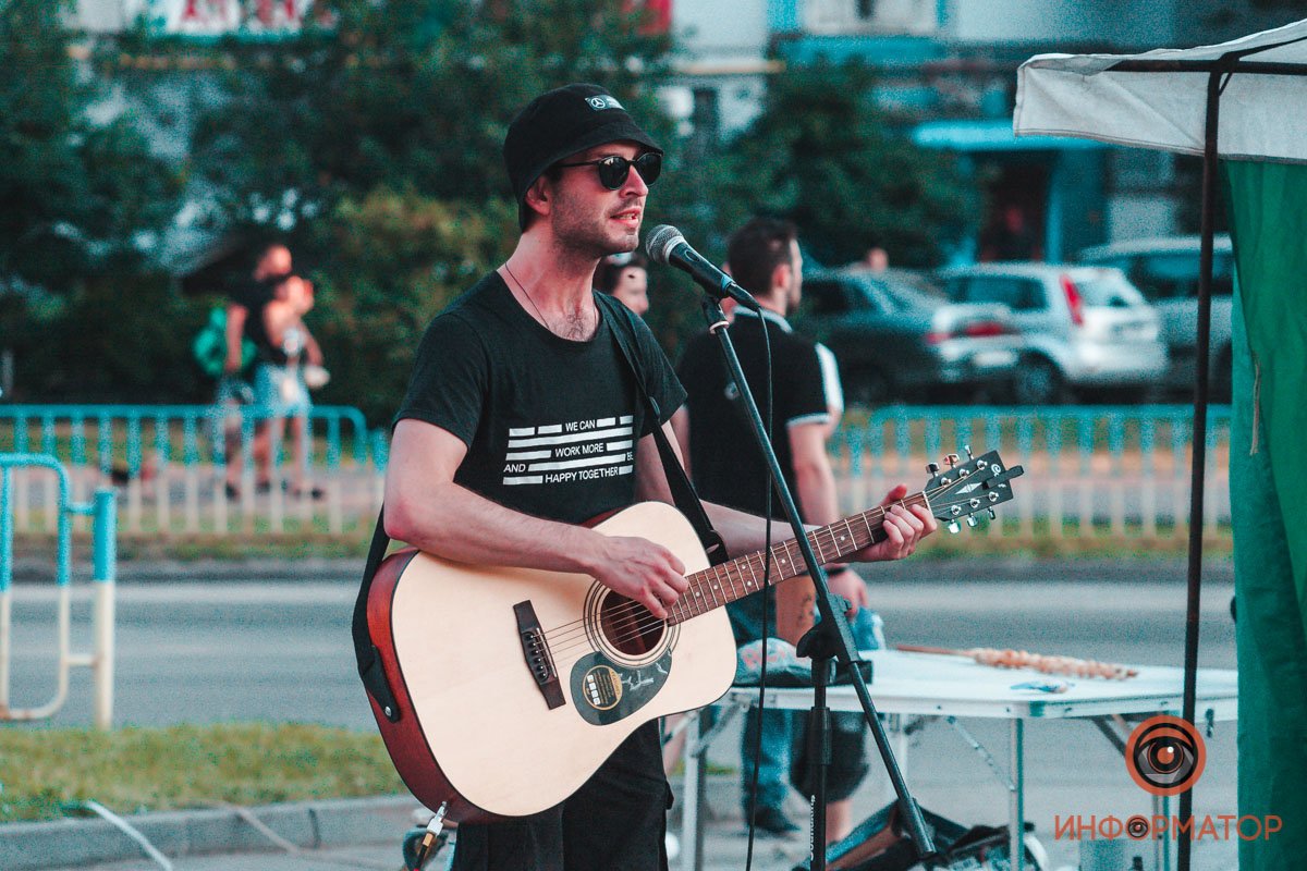 Красиво поет