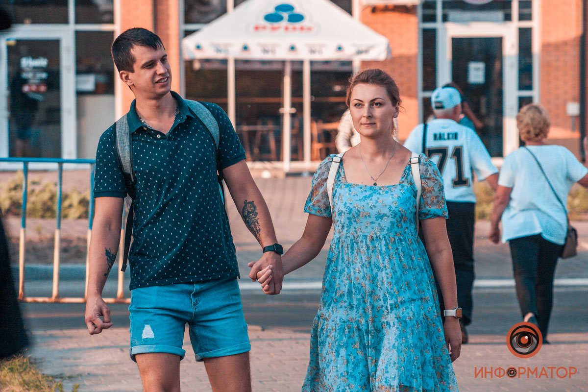 Не может насмотреться