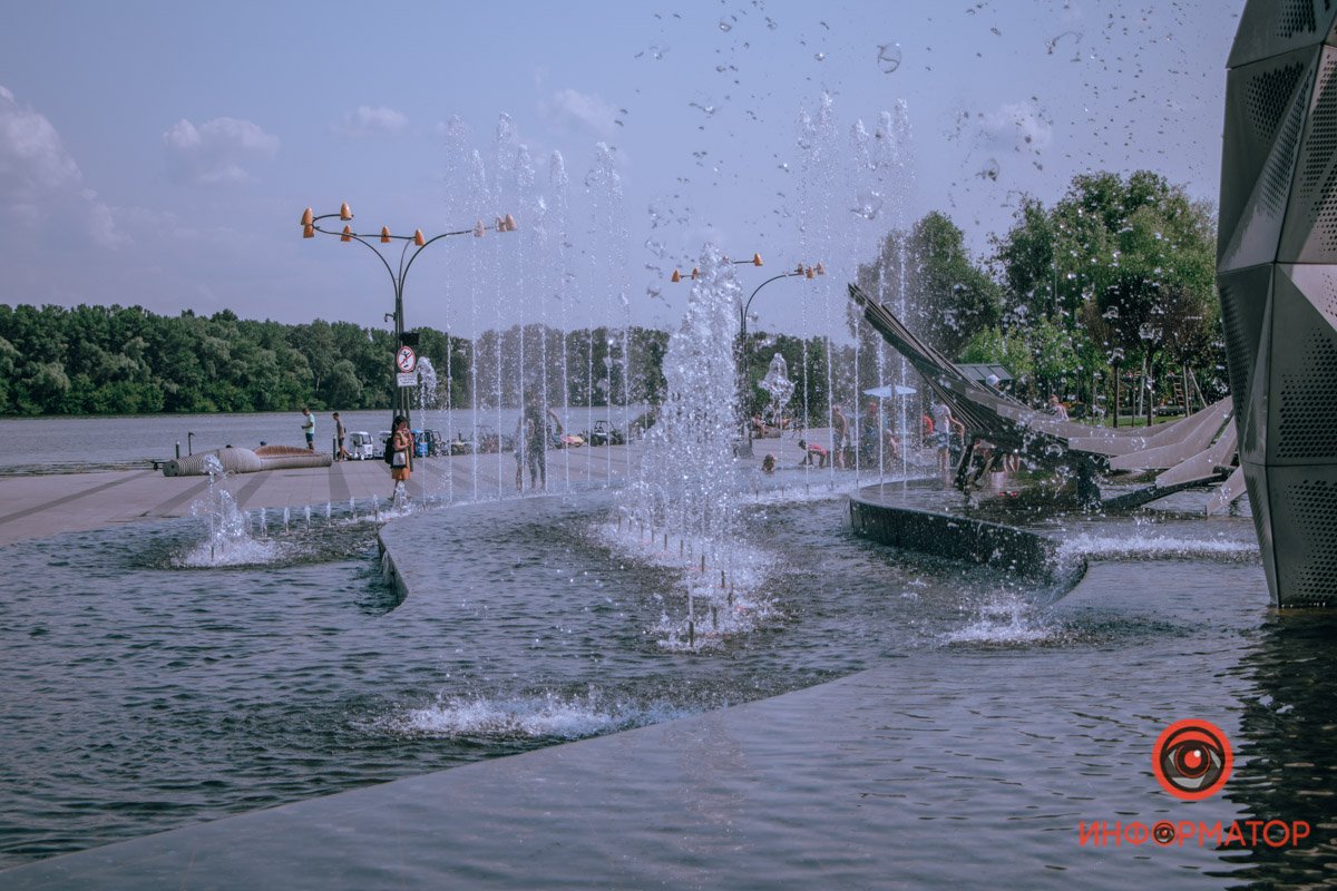 Штыри торчат из воды Штыри торчат из воды