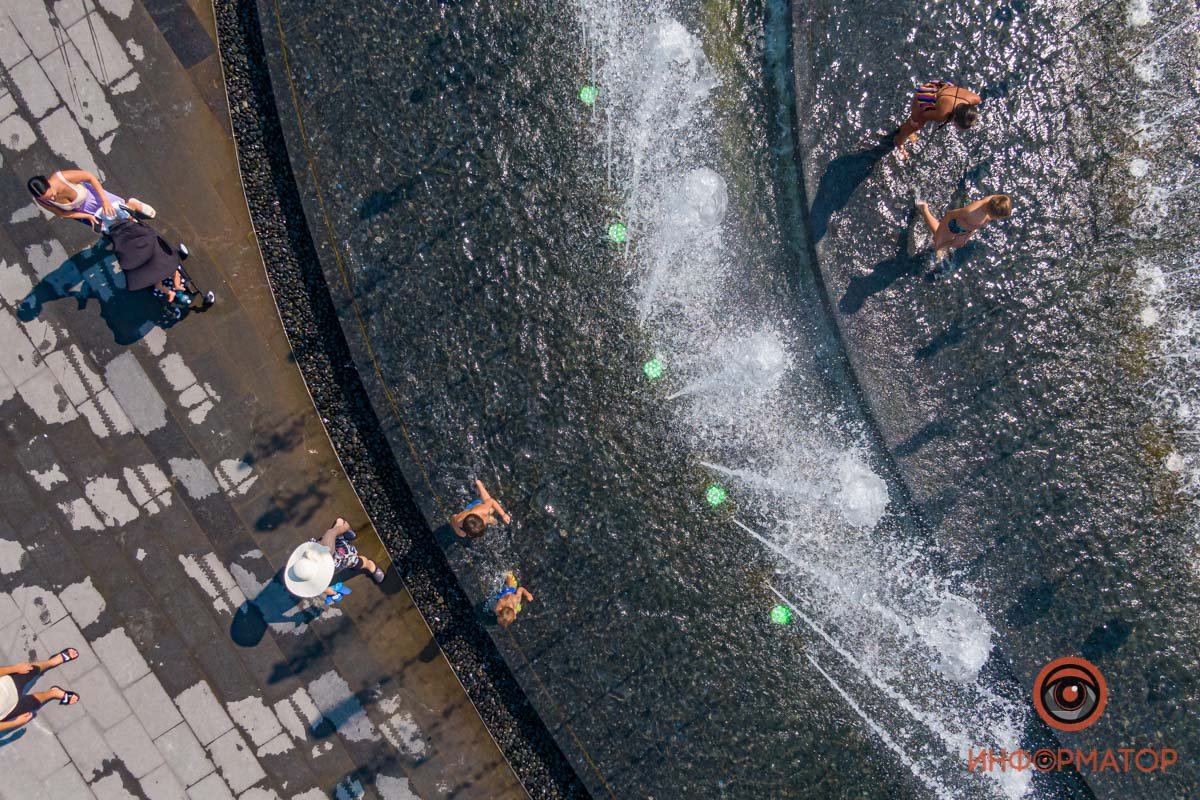 Трубы торчат из воды Трубы торчат из воды