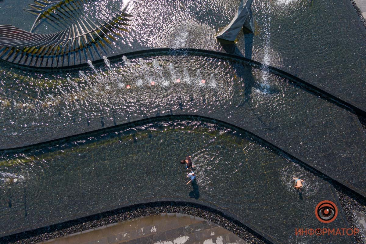 Люди продолжают купаться Люди продолжают купаться