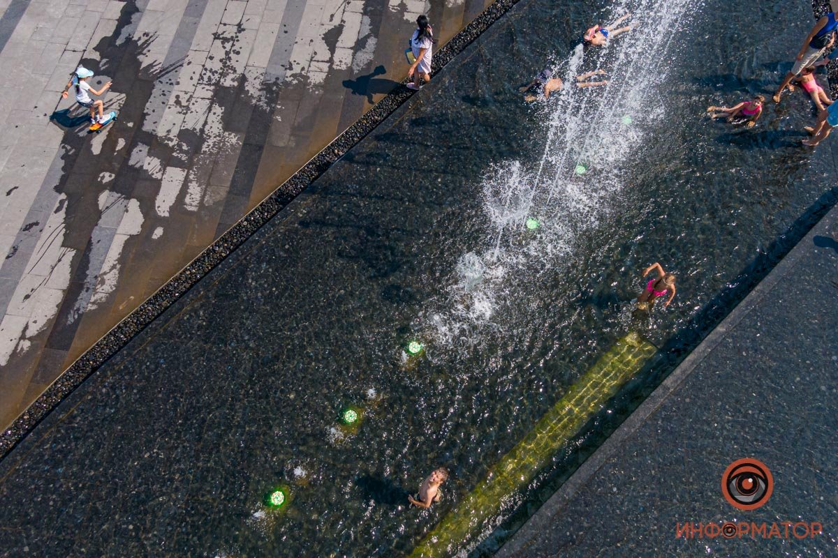 Есть опасность получить удар током Есть опасность получить удар током