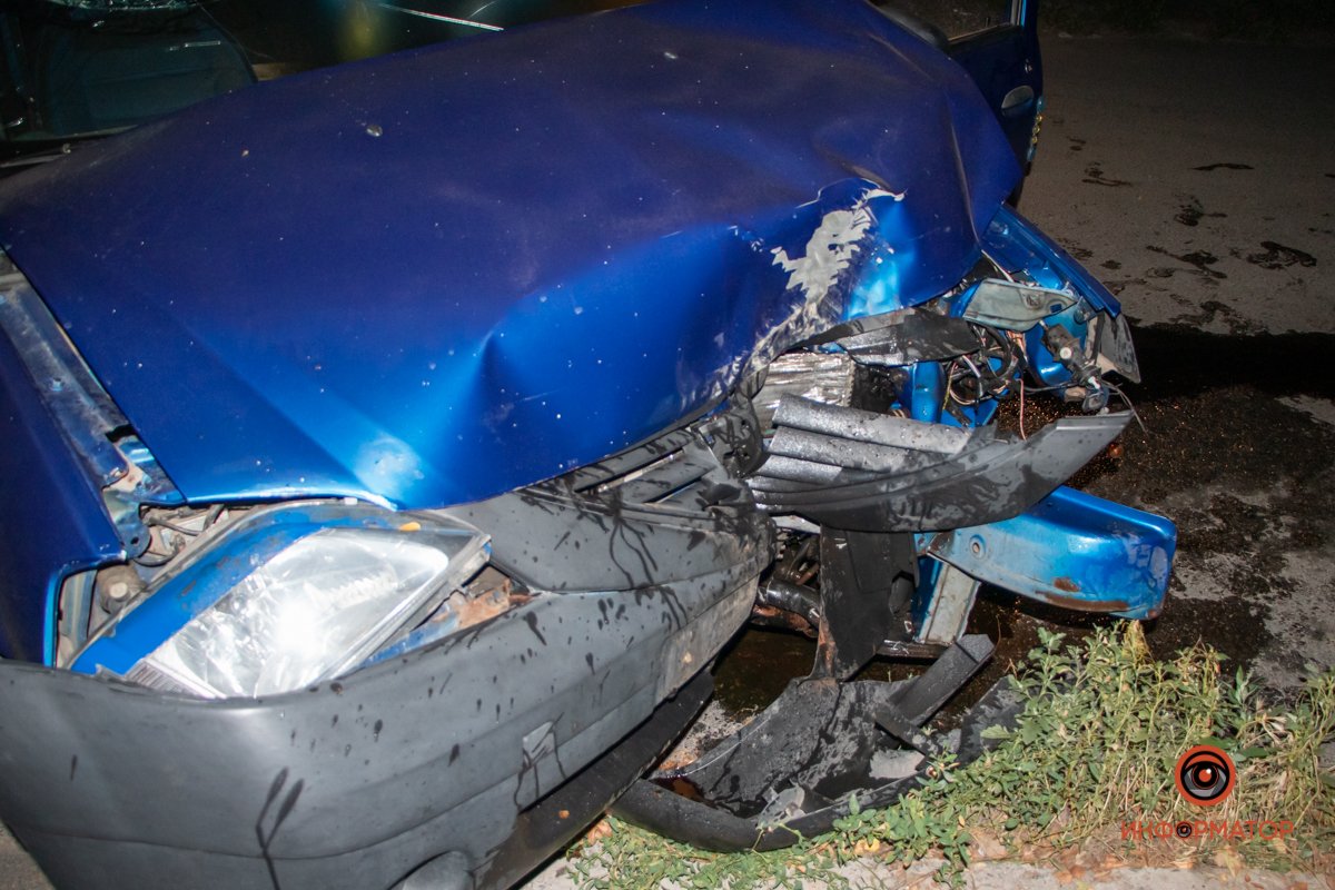 Dacia врезалась в дерево Dacia врезалась в дерево