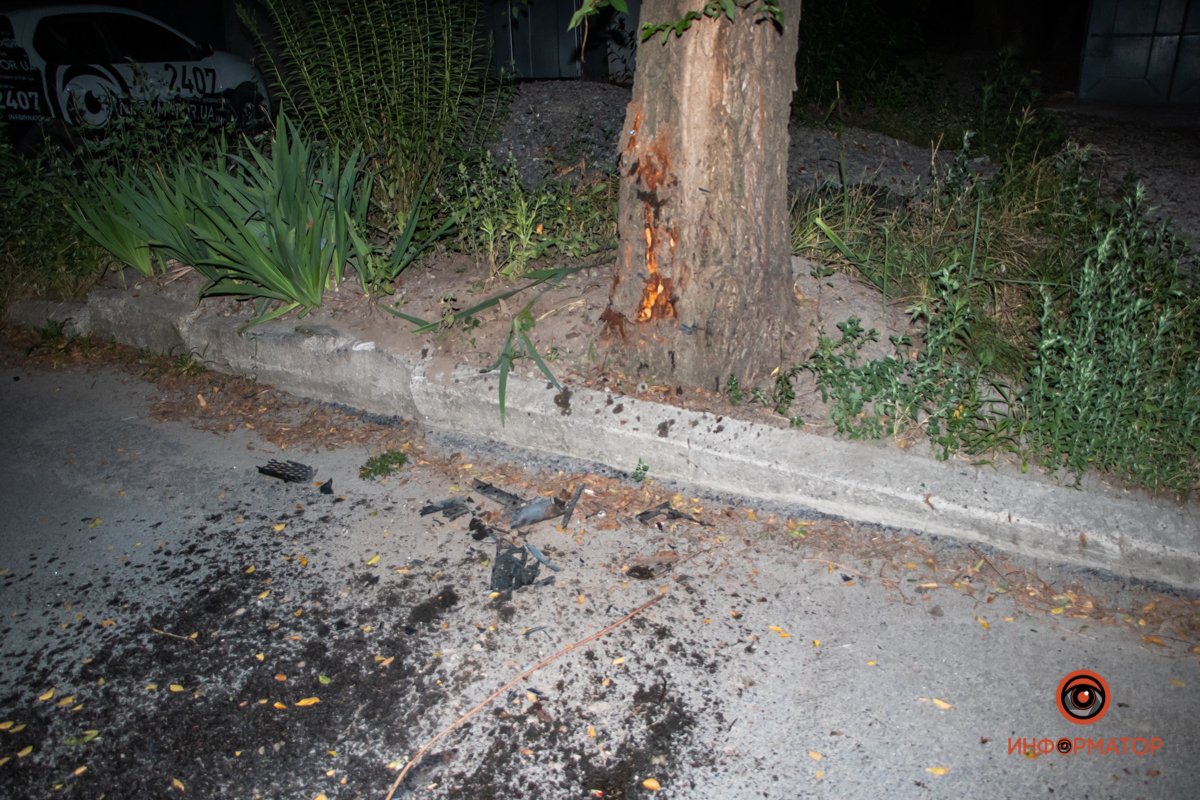 В повороте водитель Dacia не справился с управлением, из-за чего врезался в дерево В повороте водитель Dacia не справился с управлением, из-за чего врезался в дерево