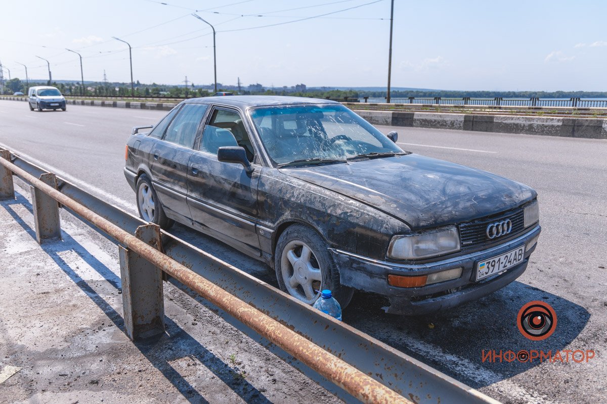 На Кайдакском мосту на ходу загорелась Audi На Кайдакском мосту на ходу загорелась Audi