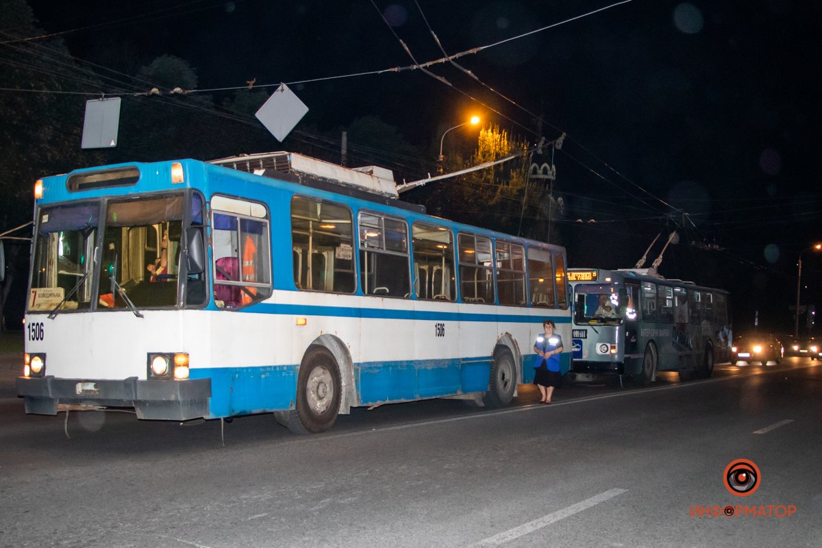 Троллейбусы не могли из-за аварии повернуть с набережной на Мономаха Троллейбусы не могли из-за аварии повернуть с набережной на Мономаха