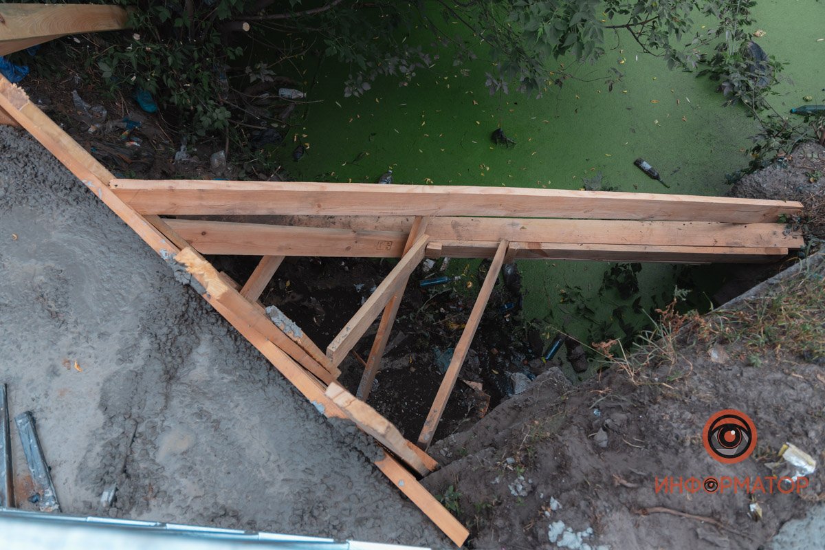 Деревянные опалубки под забором Деревянные опалубки под забором