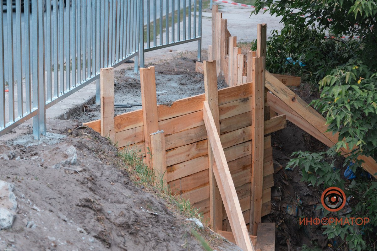 Новый забор на аварийном участке Новый забор на аварийном участке