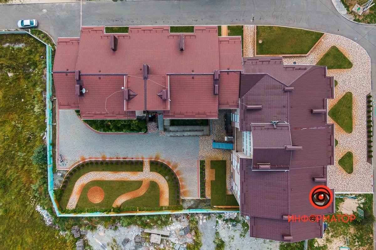 Рядом - хвойный лес