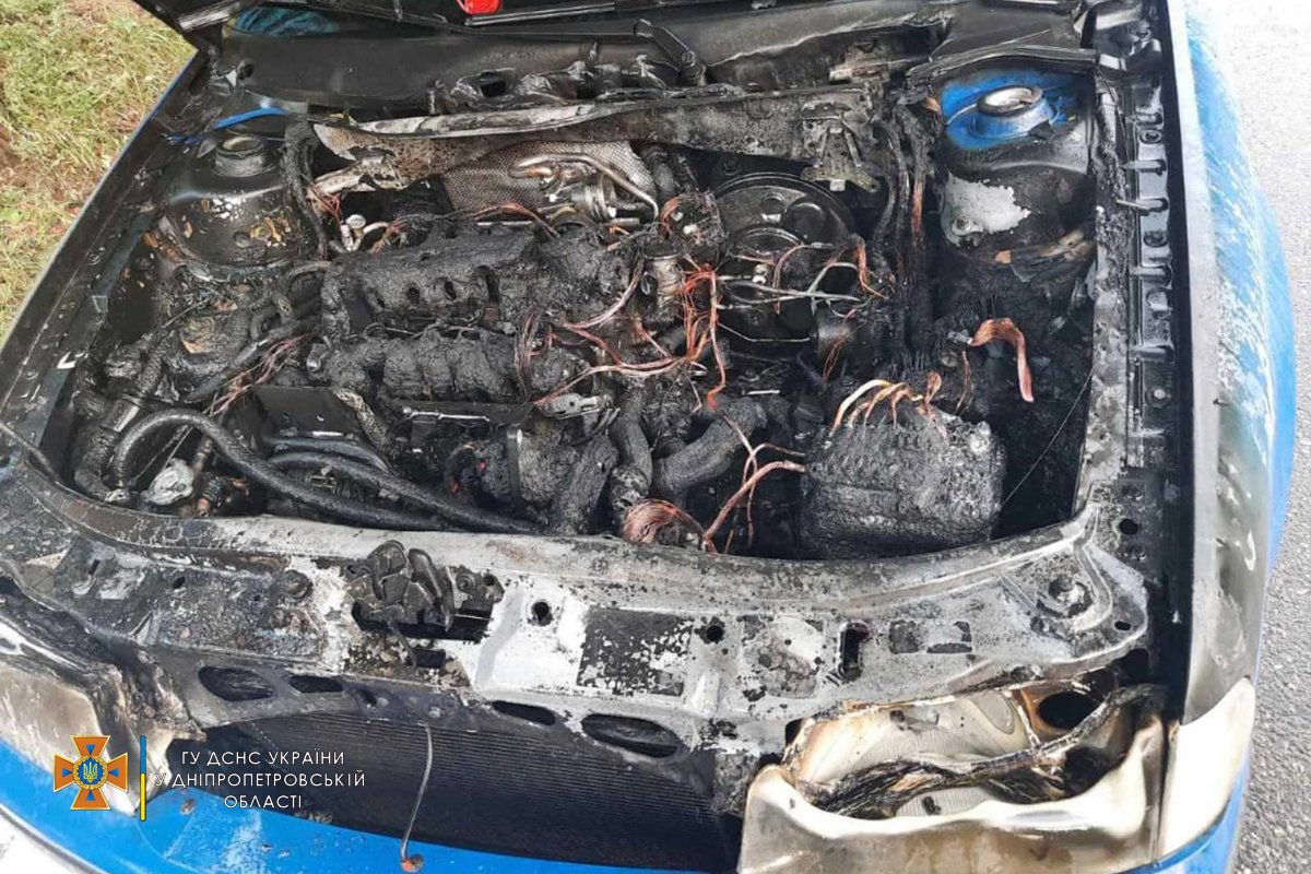 В Днепре на проспекте Хмельницкого полыхала Skoda: авто тушили очевидцы 1