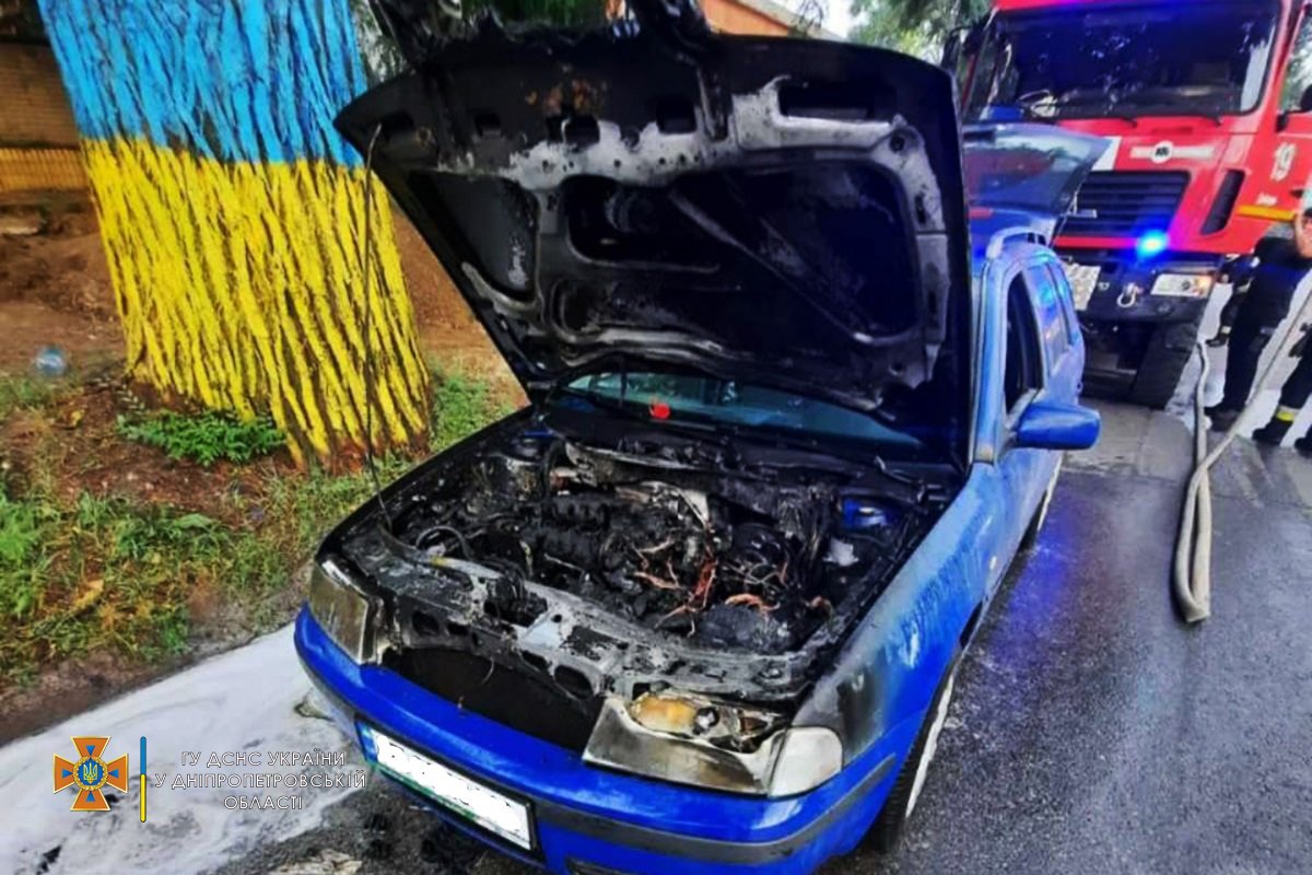 В Днепре на проспекте Хмельницкого полыхала Skoda: авто тушили очевидцы 2