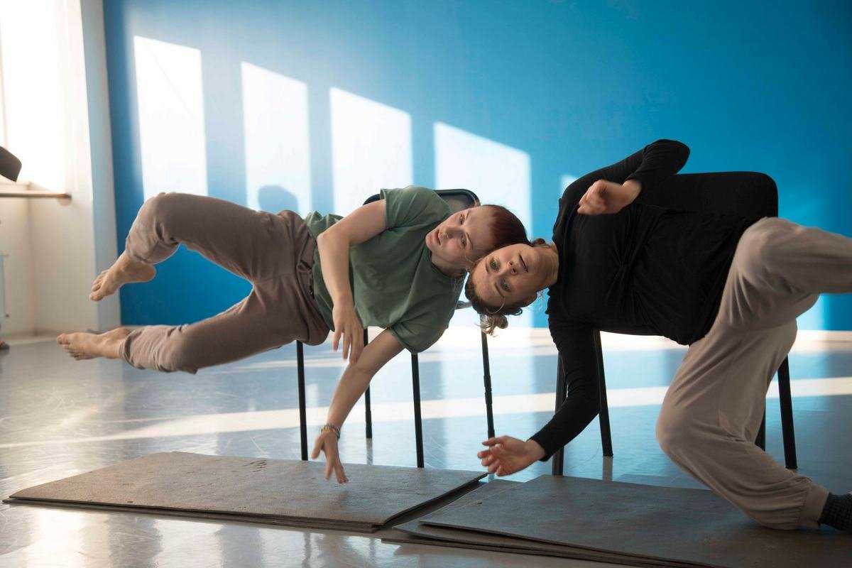 «Повторите, пожалуйста», - это перфоманс девушек из Днепра «Повторите, пожалуйста», - это перфоманс девушек из Днепра