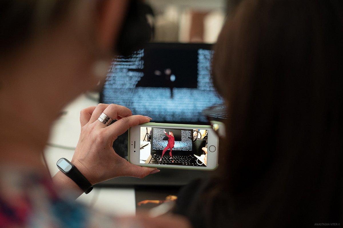 Ноутбук или компьютер станут своеобразной «сценой» Ноутбук или компьютер станут своеобразной «сценой»