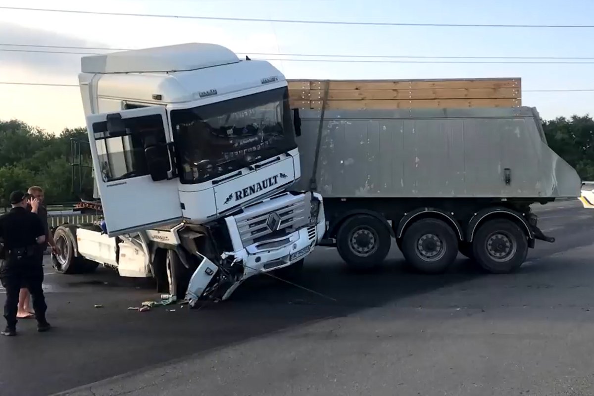 В Каменском фура врезалась в ограждение и чуть не перевернулась В Каменском фура врезалась в ограждение и чуть не перевернулась