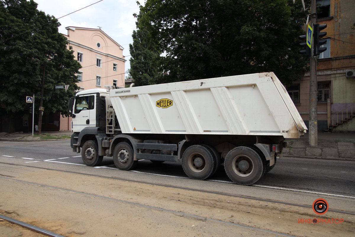 На перекрестке с Авиационной MAN остановился на светофоре