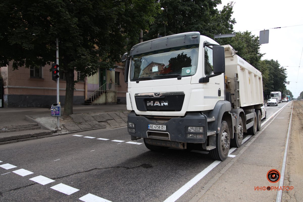 Когда водитель начал движение на "зеленый", под колесами грузовика оказалась женщина