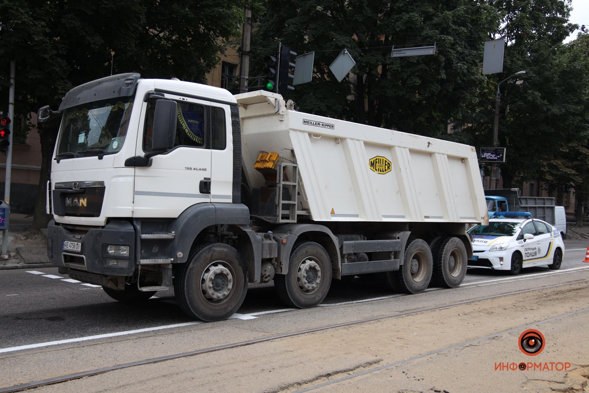 Она переходила дорогу в неположенном месте, примерно в 20-ти метрах от перехода