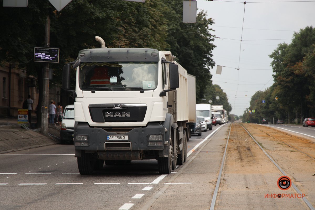 Переходила прямо под кабиной грузовика, из-за чего водитель ее не видел