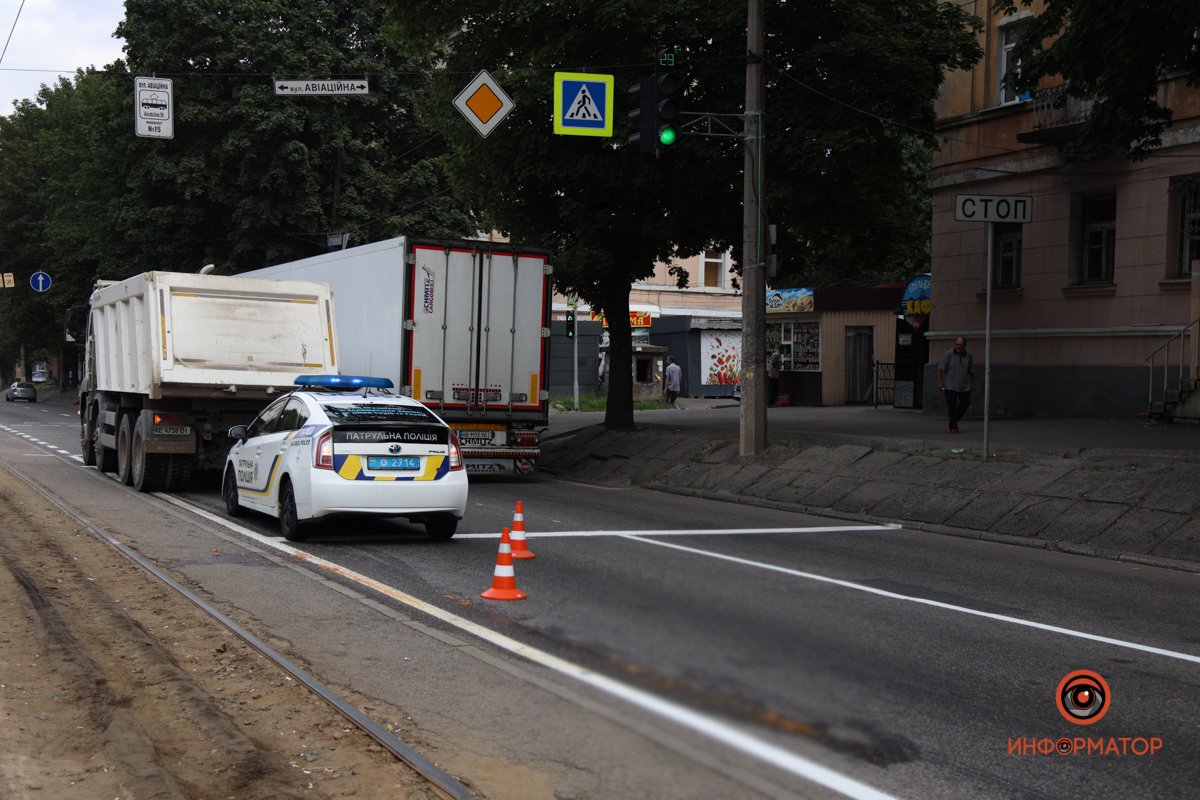 MAN переехал ноги женщины, пострадавшая была в сознании, скорая забрала ее в больницу Мечникова