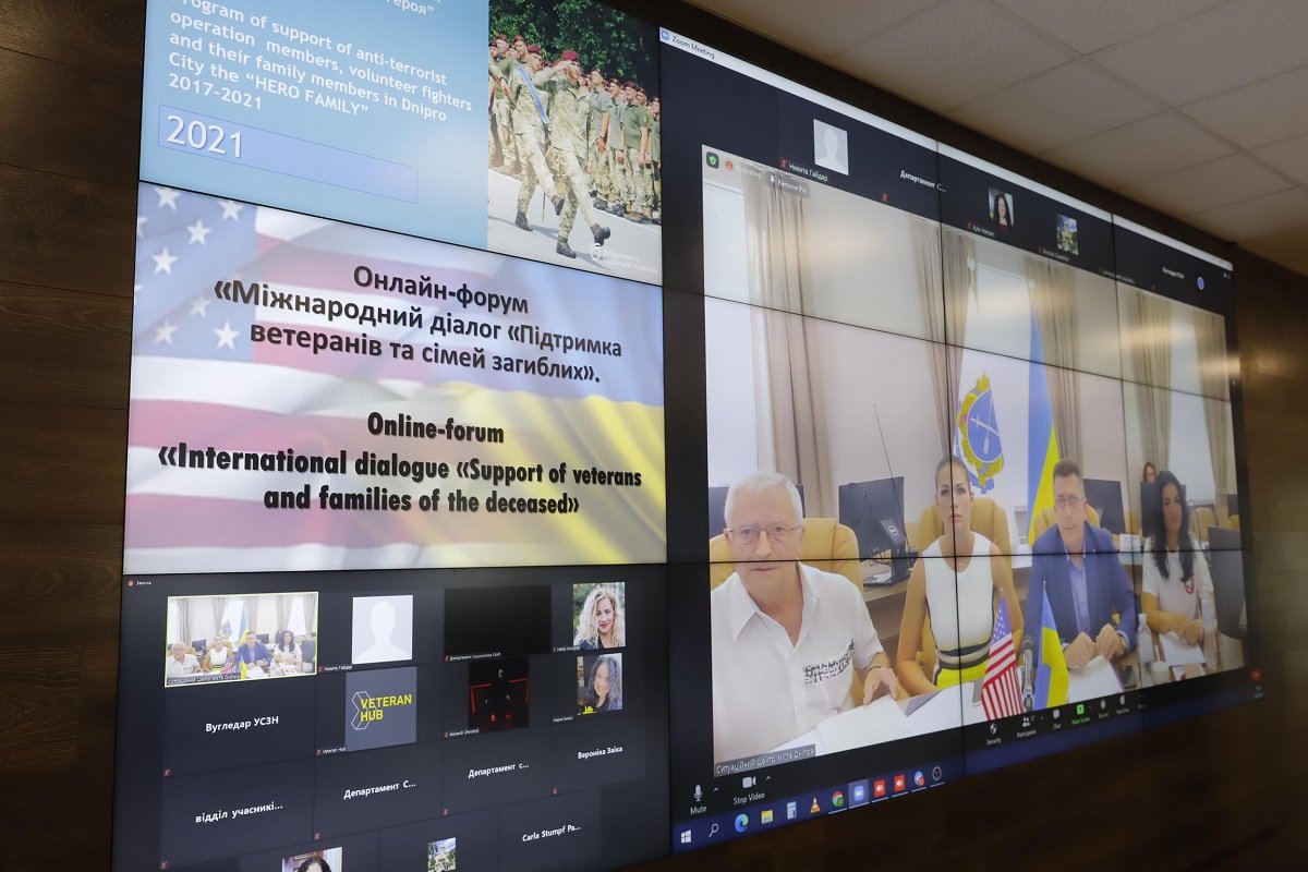 В Днепре американцы делились опытом поддержки украинских бойцов и семей погибших 1