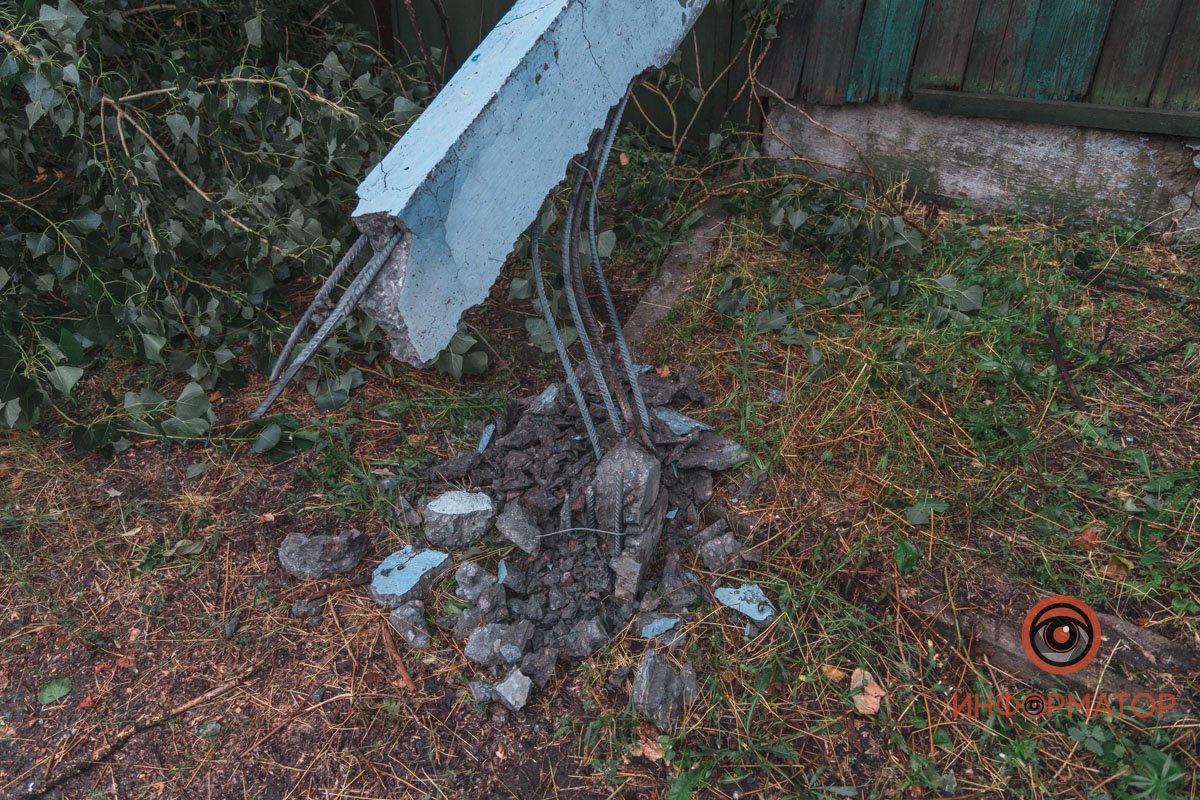 Столб проломил забор