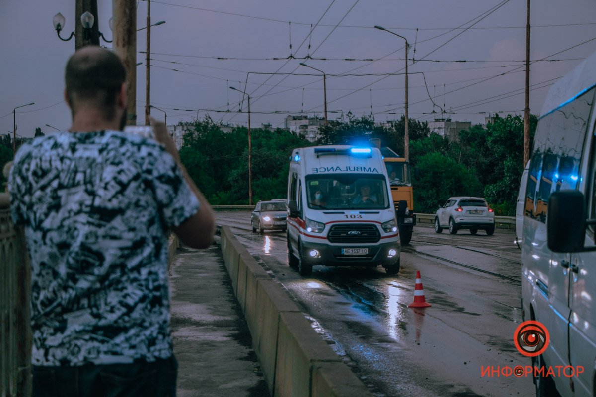 На место аварии прибыла скорая На место аварии прибыла скорая