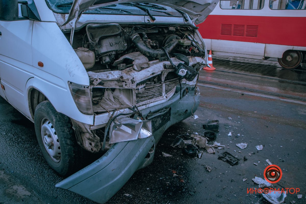 В повороте водитель Audi не справился с управлением, вылетел на полосу встречного движения, где допустил лобовое столкновение с Mercedes В повороте водитель Audi не справился с управлением, вылетел на полосу встречного движения, где допустил лобовое столкновение с Mercedes