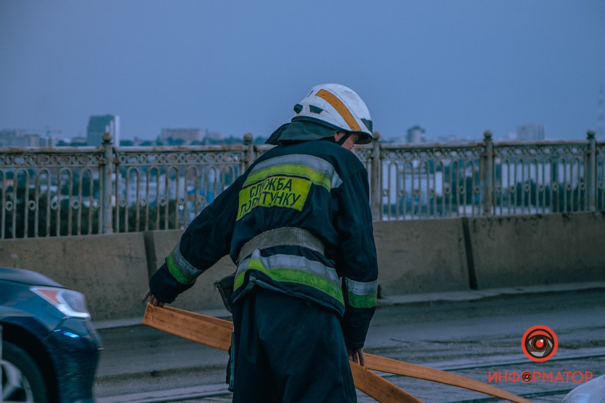 Спасатели смывают с проезжей части горюче-смазочные материалы Спасатели смывают с проезжей части горюче-смазочные материалы