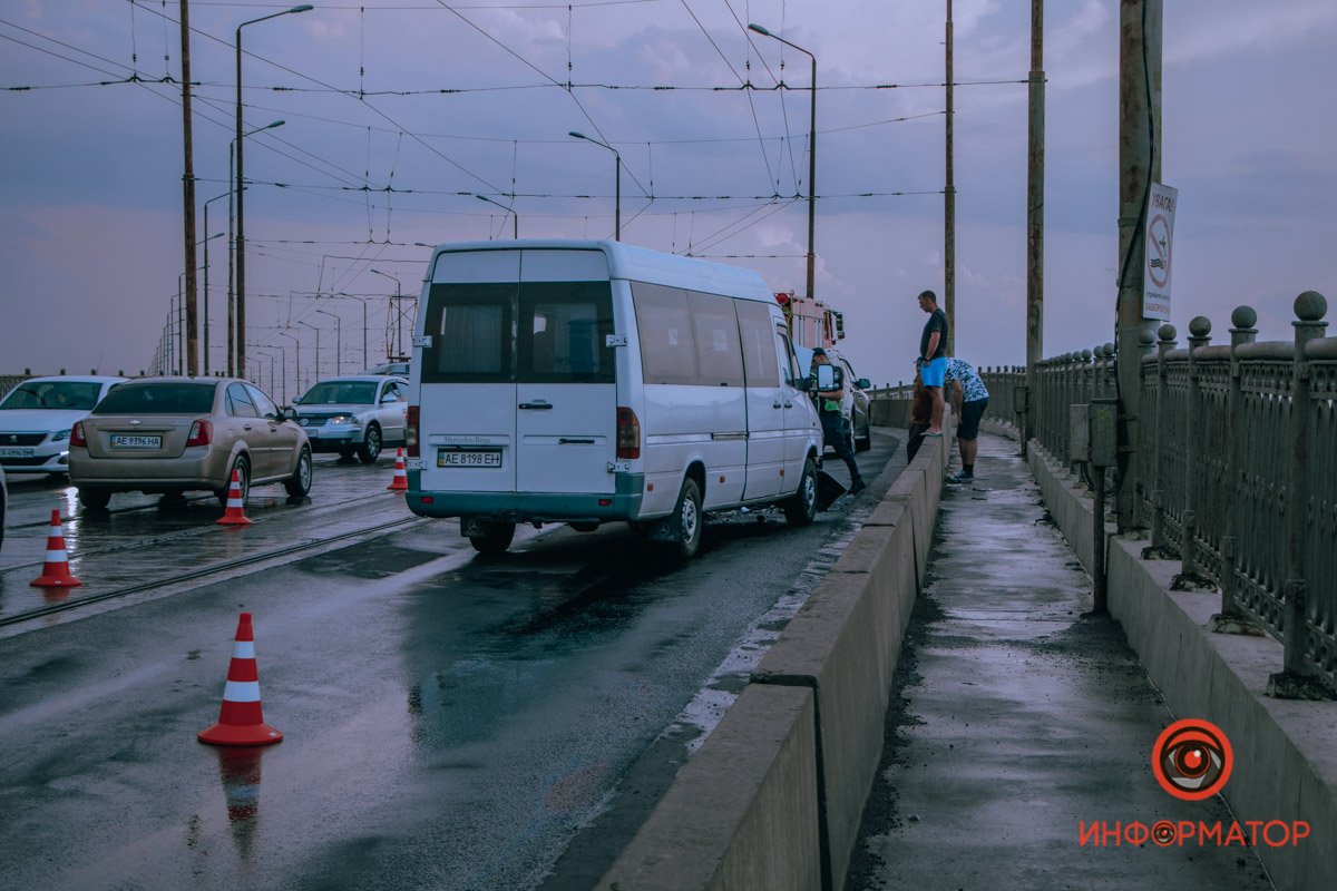 Мужчину и женщину из Audi, а также двоих пассажиров Mercedes скорые забрали сразу Мужчину и женщину из Audi, а также двоих пассажиров Mercedes скорые забрали сразу