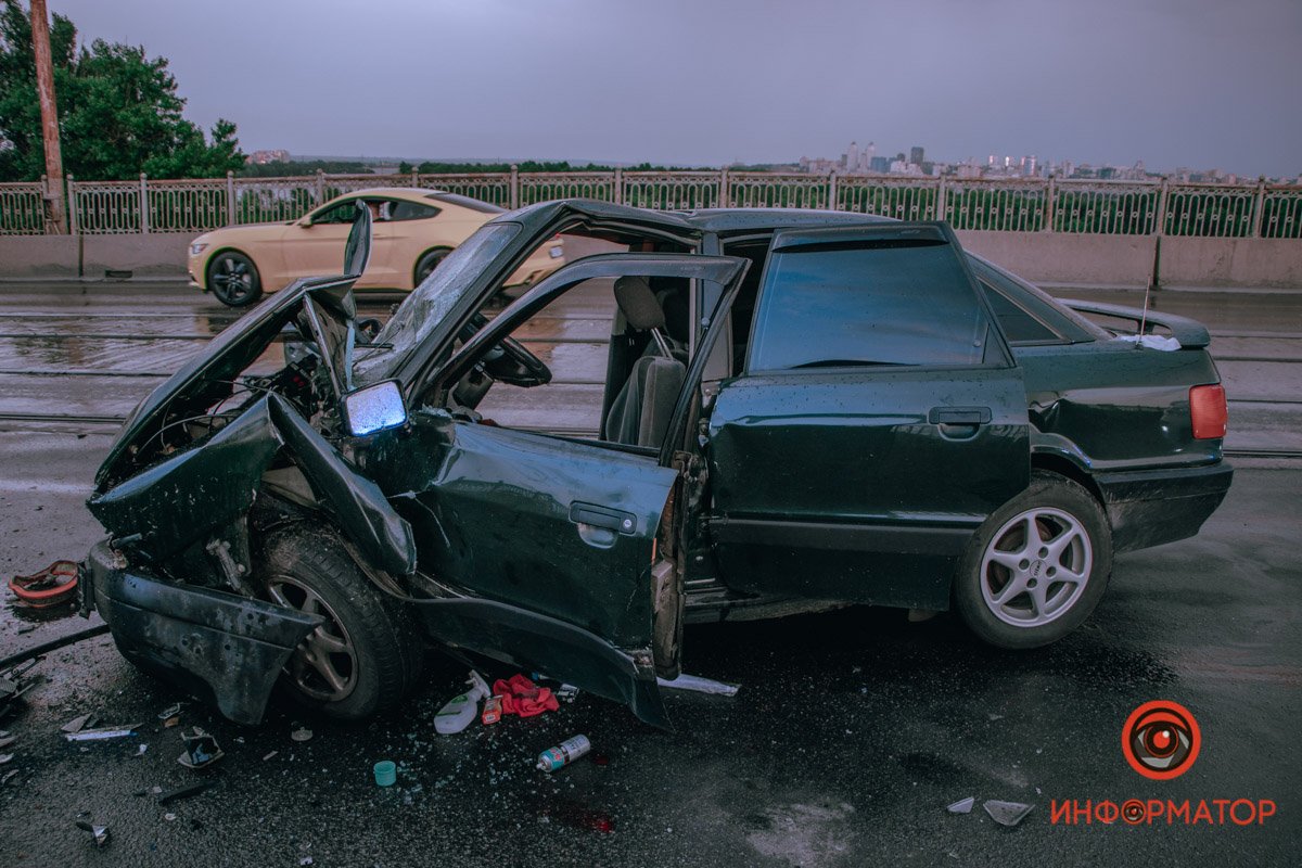 Audi двигался по мосту от Старомостовой площади Audi двигался по мосту от Старомостовой площади