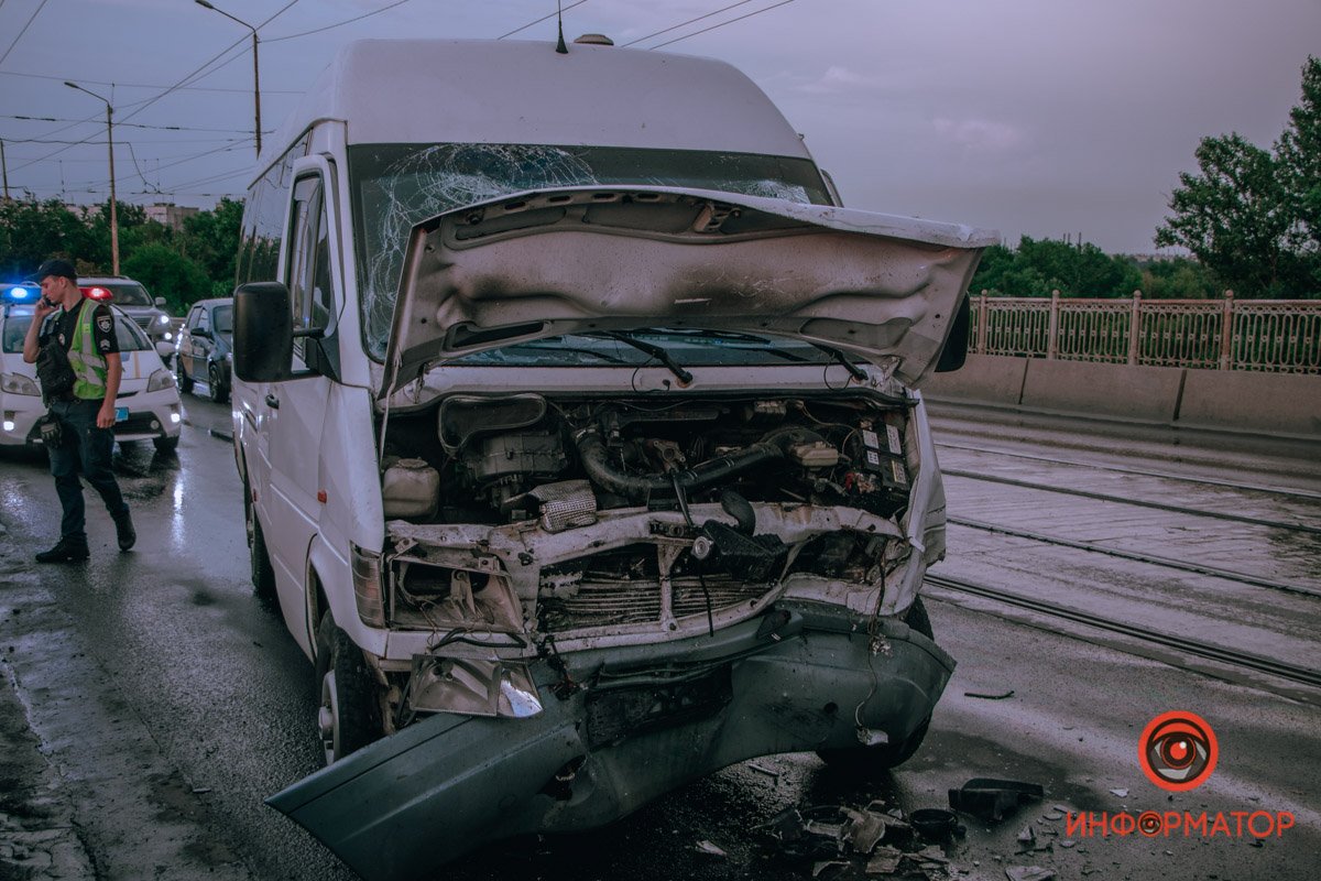 Mercedes въехал на мост со стороны улицы Каруны Mercedes въехал на мост со стороны улицы Каруны