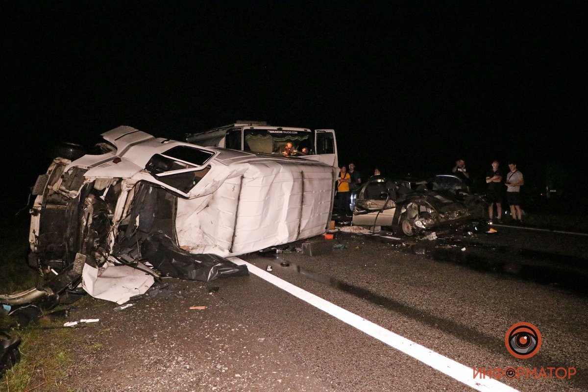 По предварительной информации, Volkswagen двигался по трассе в сторону Запорожья по левой полосе По предварительной информации, Volkswagen двигался по трассе в сторону Запорожья по левой полосе