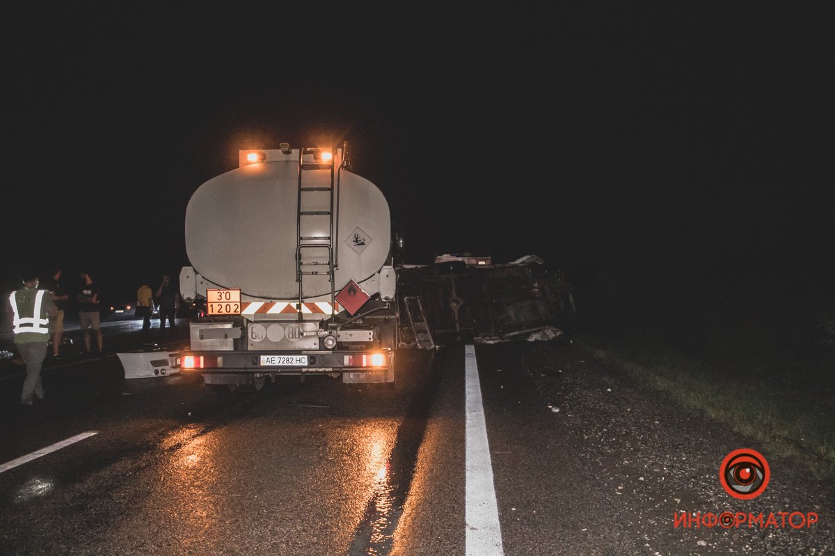 Бензовоз, который обгоняли, затормозил и столкнулся с Sprinter