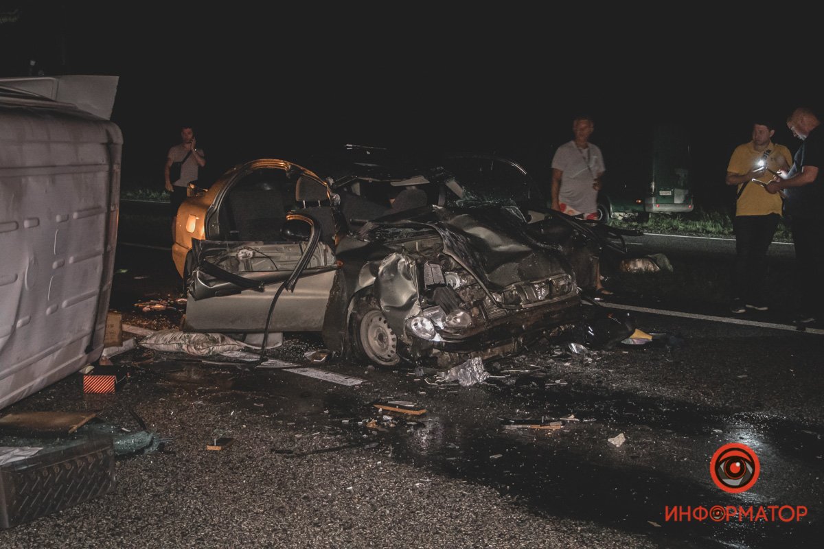 Участники ДТП — 3 автомобиля и бензовоз 