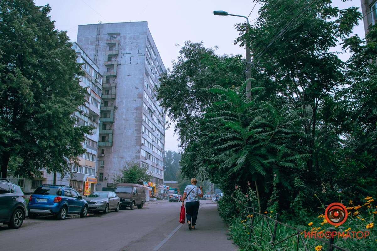 Только пожилые люди и спортсмены вдыхают аромат раннего утра Только пожилые люди и спортсмены вдыхают аромат раннего утра