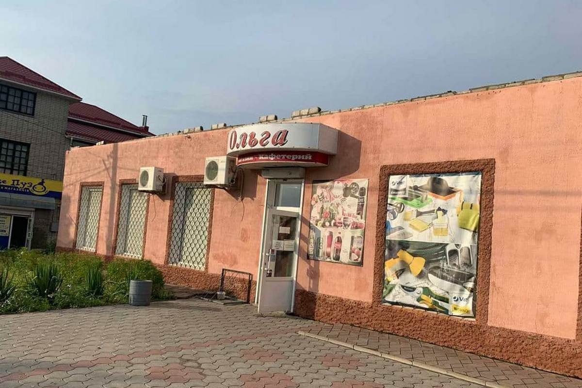 Ветер сорвал крышу магазина "Ольга" на Прорезной