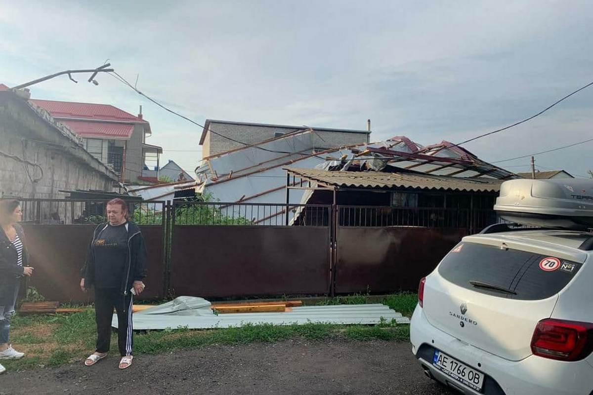 Крыша приземлилась на два жилых дома и автомобиль