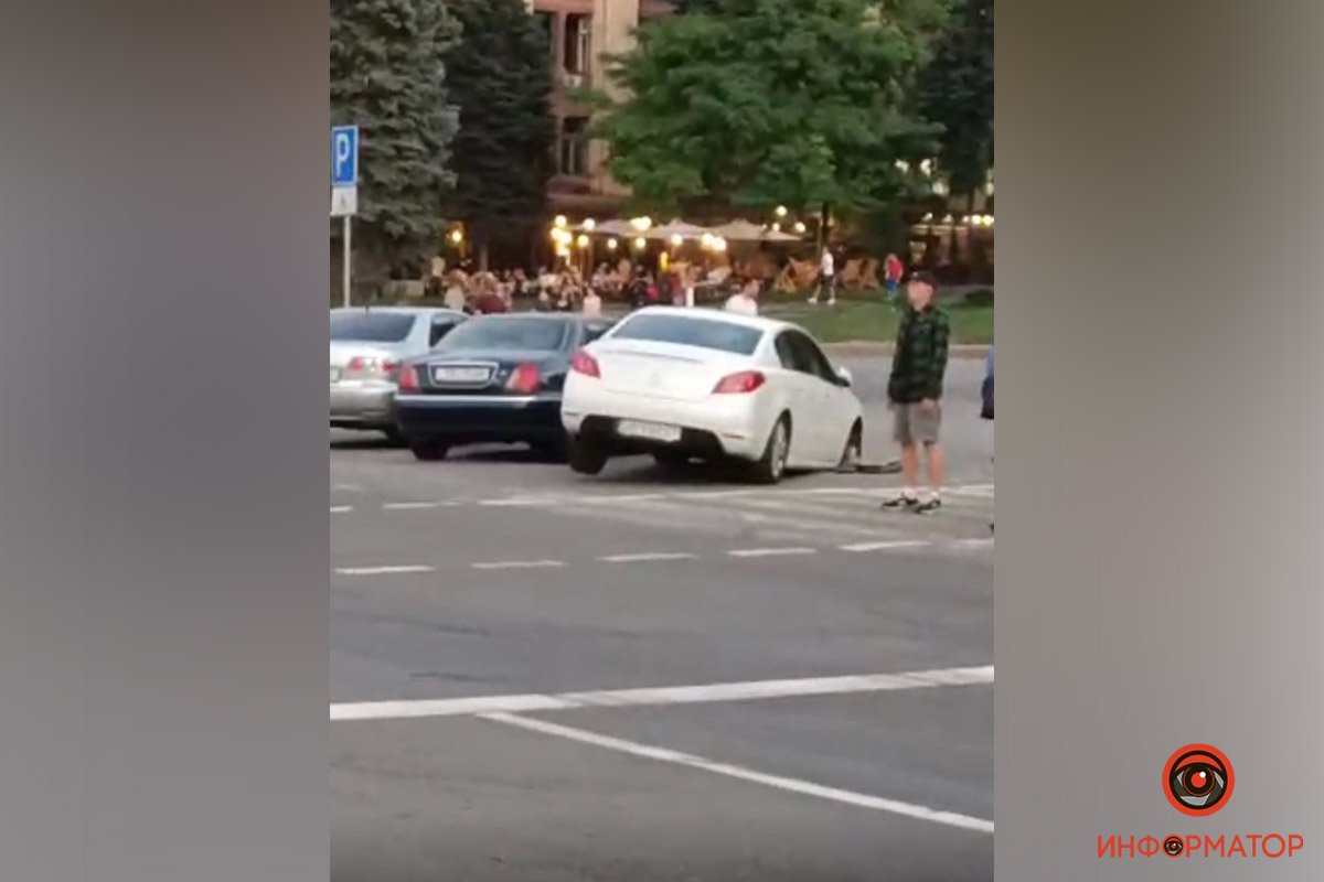 Возле ЦУМа провалился асфальт