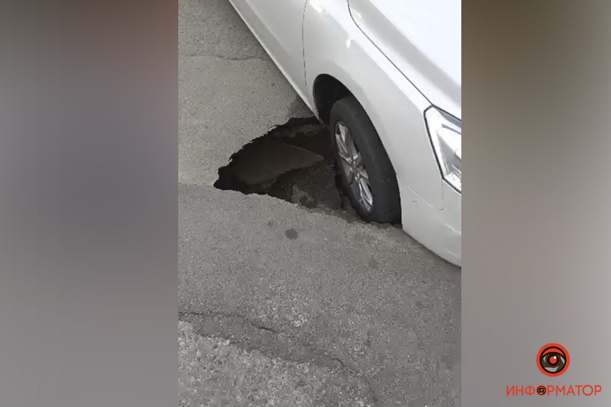 Водитель обращался в полицию и разные службы, но за 2,5 часа никого не дождался