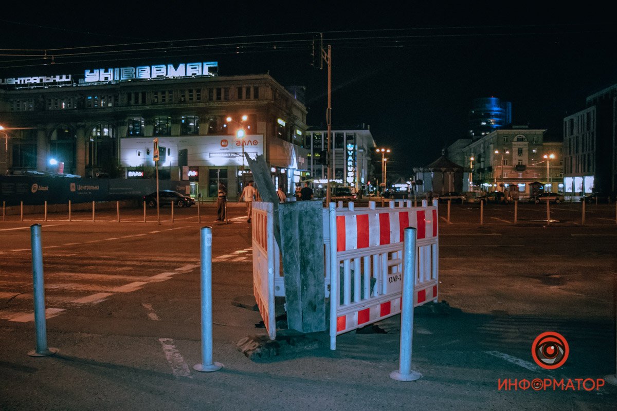 Спустя несколько часов рядом с ямой установили специальную конструкцию, чтобы она была более заметна