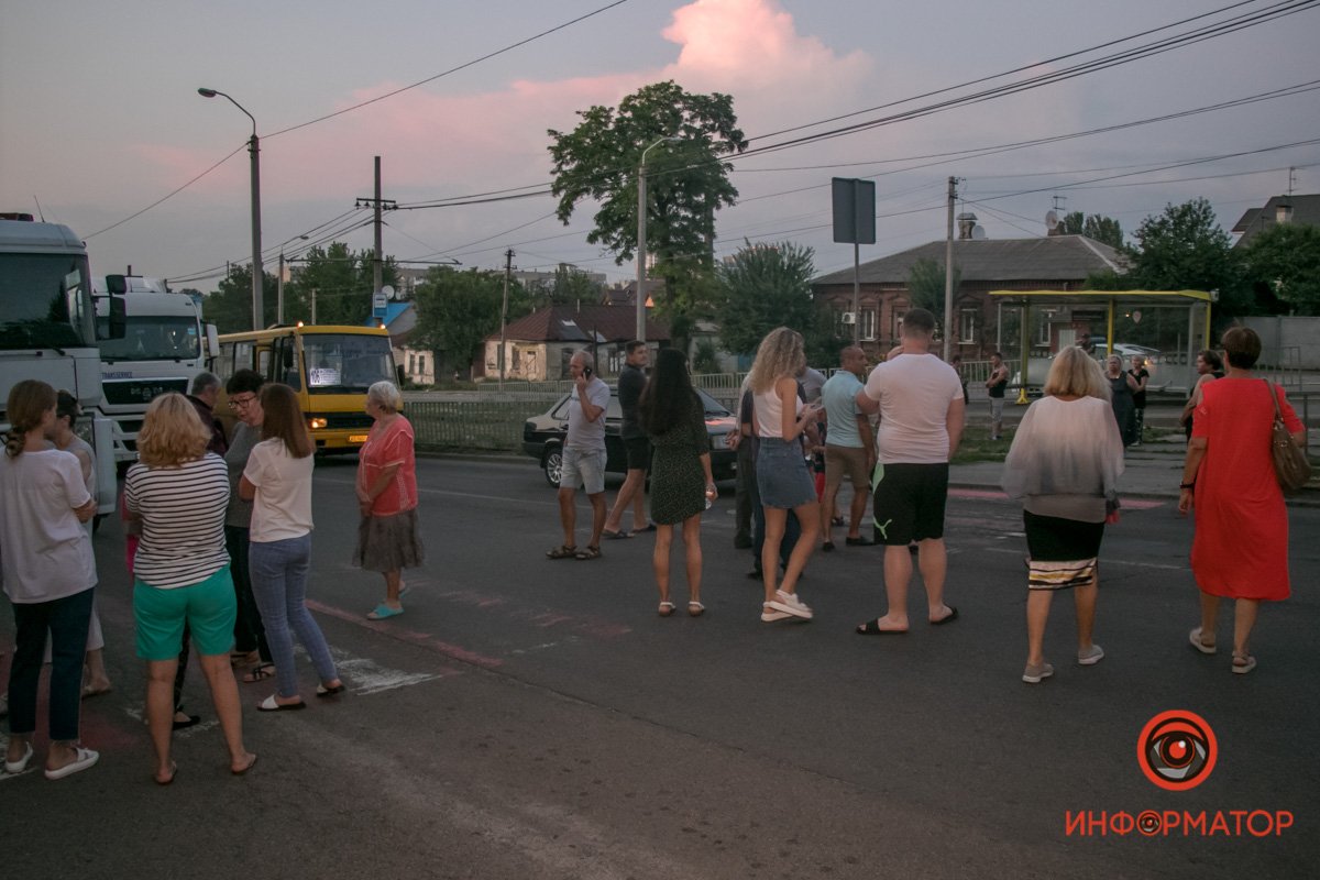 В Днепре на Рабочей десятки людей перекрыли проезжую часть: в чем причина 1